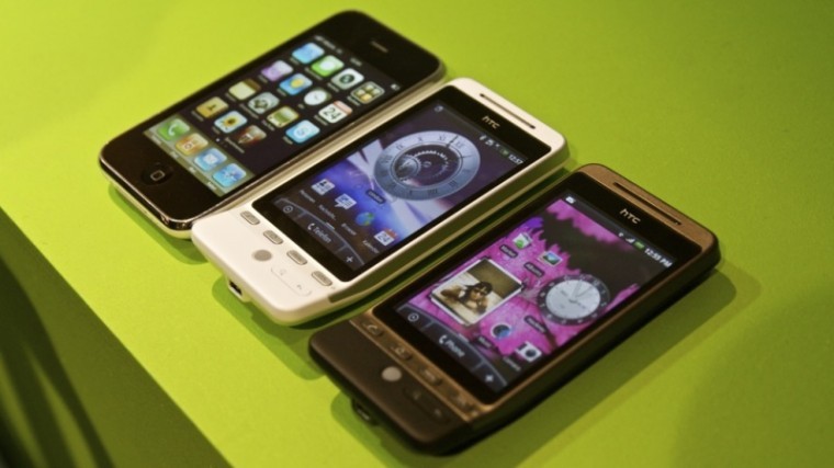 Apple iPhone (left) vs HTC Hero (right)