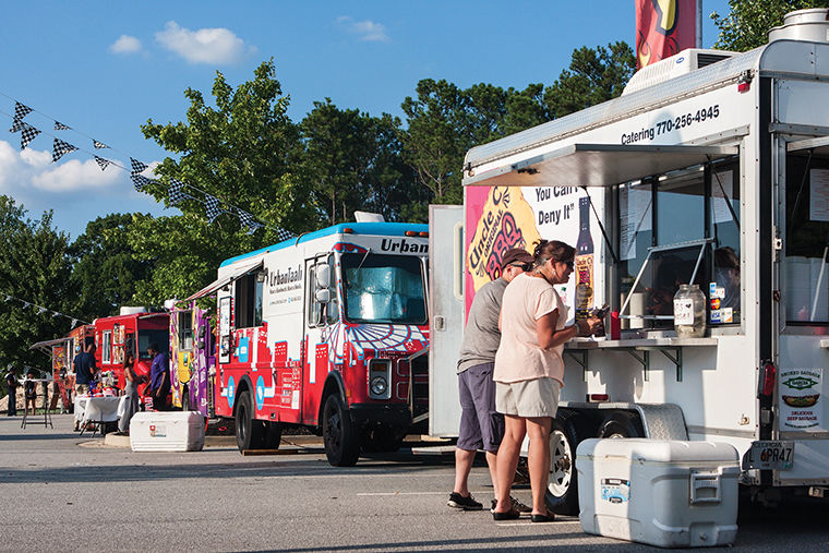 A battle over Chicago’s food truck regulations pits the city against libertarian lawyers who critiques the rules as anti-competitive. 