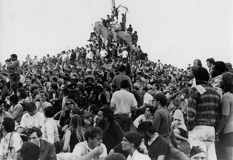 Students and faculty stormed the John Alexander Logan Monument in Grant Park during the August 1968 Democratic National Convention in Chicago to protest the Vietnam War. 