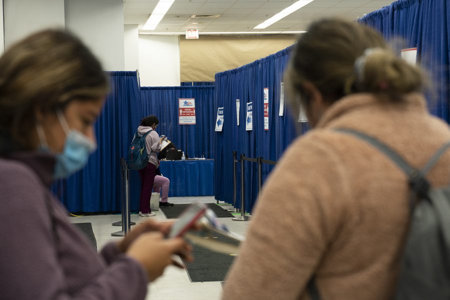 Several last minute voters register before casting their ballot at the South Loop Super Site, 191 N. Clark St., minutes before the polls close on Nov. 3.