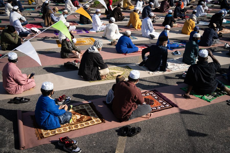 Muslims from Chicagos Rohingya community pray on Eid al-Fitr toward the Kaaba in Mecca from a parking lot at West Devon and North Washtenaw avenues.