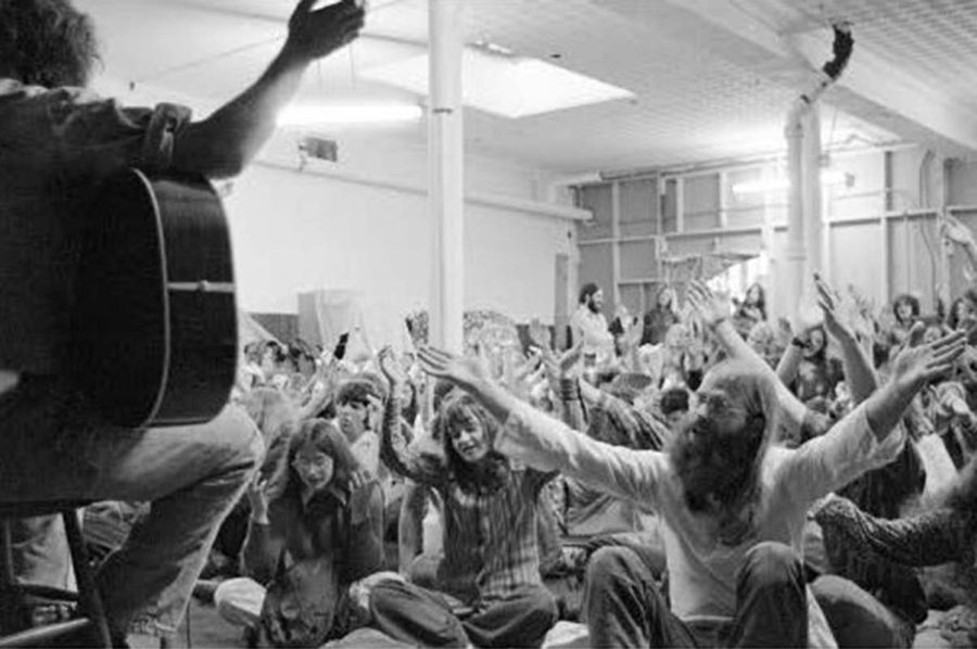 Jesus People USA gathers for worship in the early years of the commune in 1972. 
Photo courtesy of Tom Crozier.