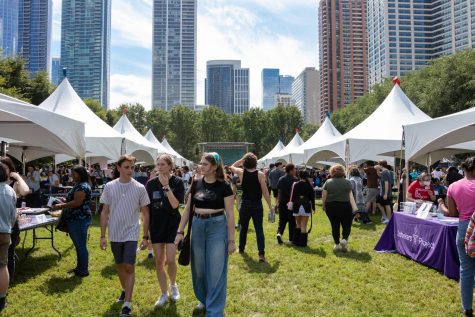 New and returning students alike converge in Grant Park to learn about new student organizations and listen to live music.