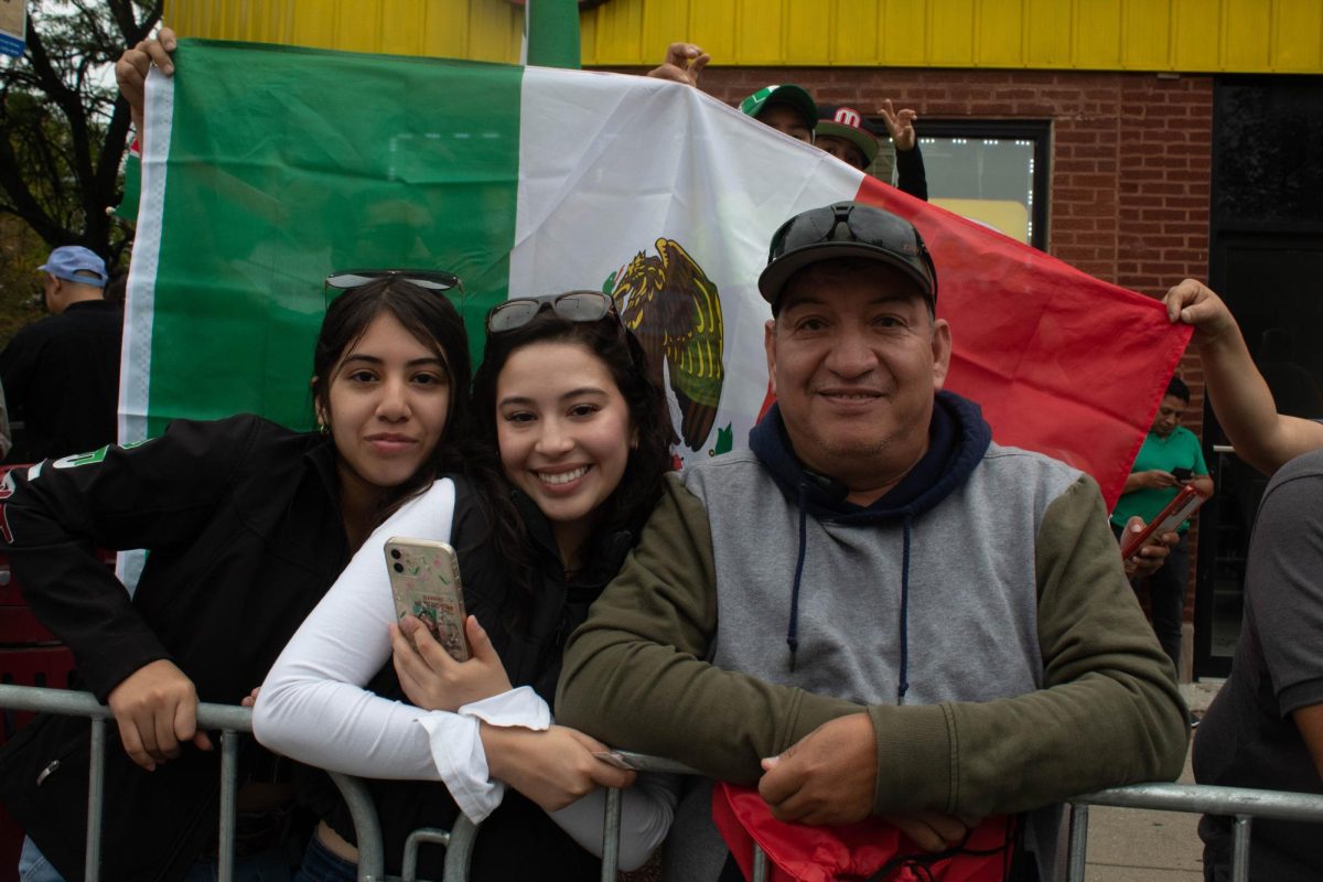 Gustavo Leanos Madera y sus hijas, Alexandra y Angelica, asistiendo el desfile del Día de la Independencia de México. A Madera, le encanta la gastronomía de su país y sus platillos favoritos son las gorditas, taquitos y los chiles rellenos. 