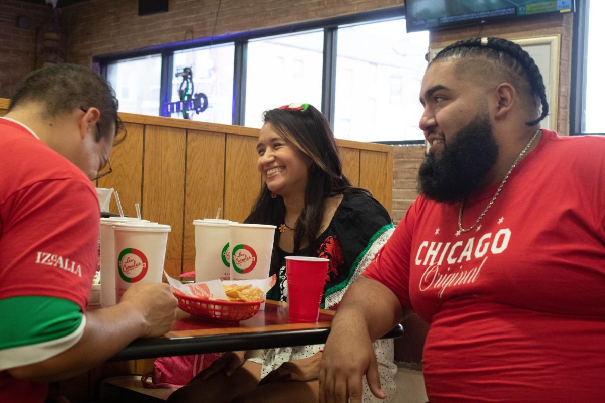 El comediante Rubén Ramírez hace reír a la gente dentro de Los Comales de La Villita el 16 de septiembre de 2023 en Chicago, IL. Ramírez realizó una presentación privada para VIP durante la celebración del 50 aniversario del restaurante.