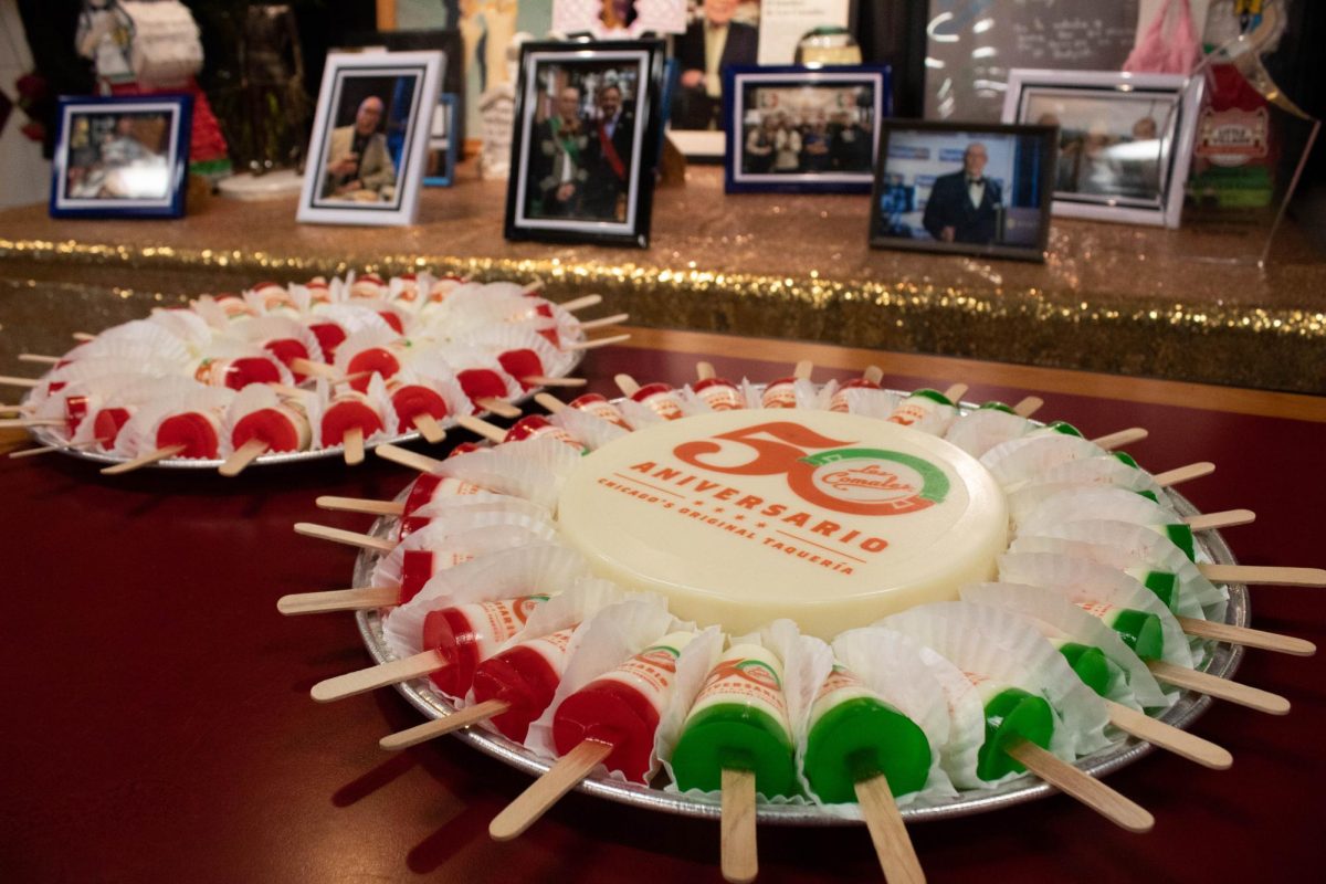 Paletas de gelatina especiales celebrando el 50 aniversario de Los Comales en La Villita el 16 de septiembre de 2023 en Chicago, IL. Detrás de la mesa, había una galería de fotografías que recordaban al fundador Camerino González Valle.