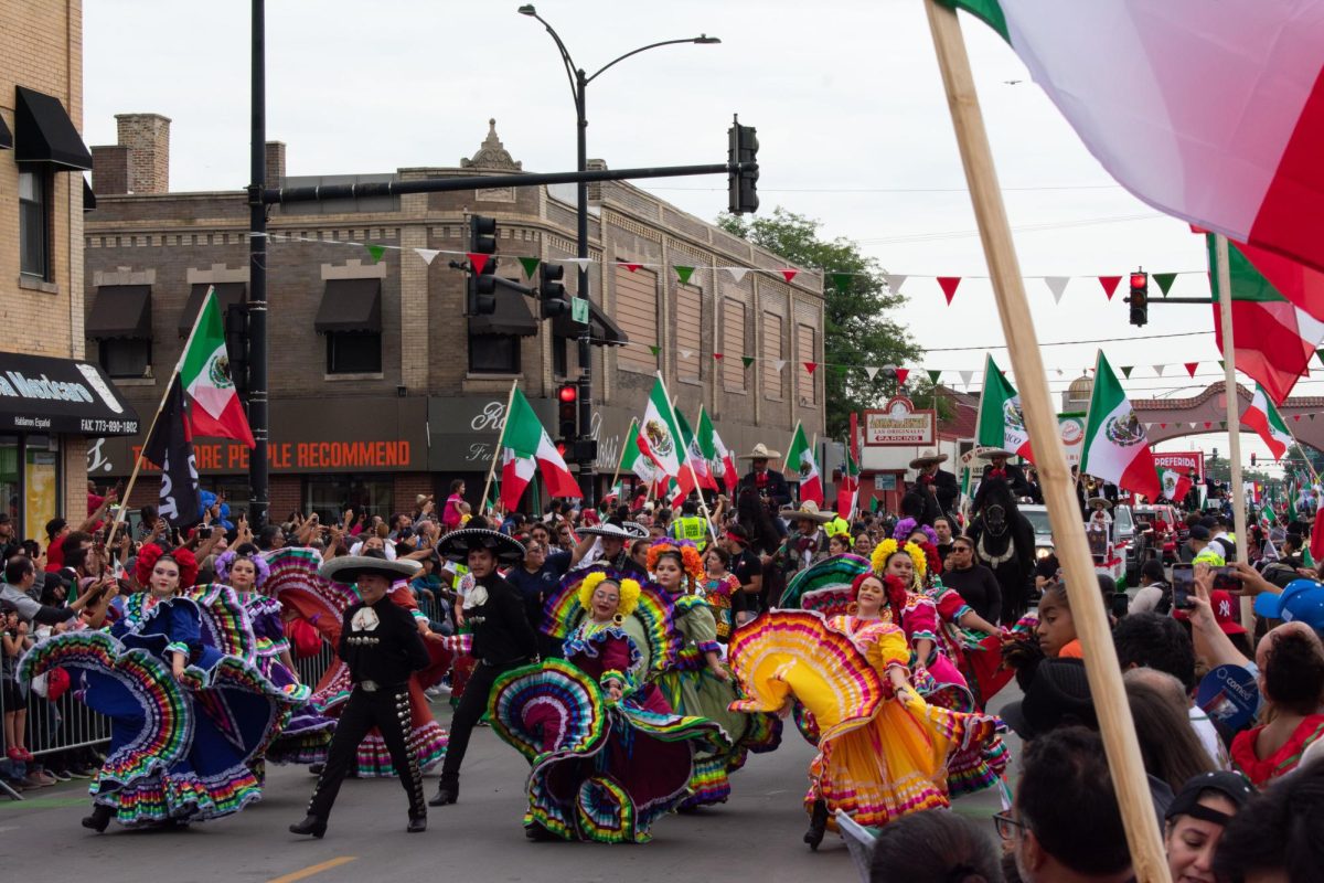 Bailarines tradicionales mexicanos de Baile Folklorico actúan para la multitud que representa al Restaurante Los Comales en el Desfile de la Independencia de México en Little Village el sábado 16 de septiembre de 2023. Las familias y los amigos honran la unidad y la tradición en el desfile anual de la independencia.