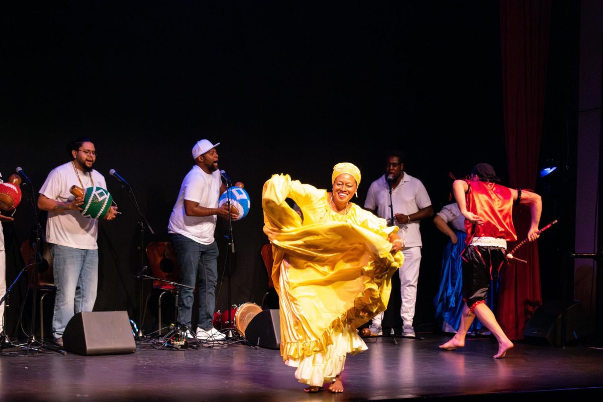 Iré Elese Abure interpretará música y danza tradicional en vivo en el Festival de Danza Latina de Chicago organizado en la Escuela de Música Folclórica de Old Town el sábado 23 de septiembre. Los artistas cubanos fueron el único grupo que realizó danza tradicional y cultural con música en vivo.