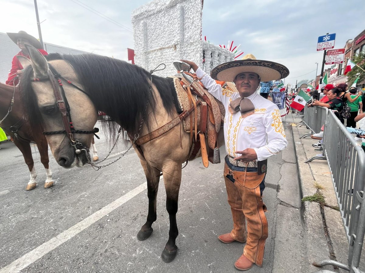 En su traje de charro, Esteban Gaytan representa Wintrust Community en el desfile del Dia de la Independencia Mexicana que se llevó a cabo en el vecindario de La Villita el sábado de septiembre 16 de 2023. 