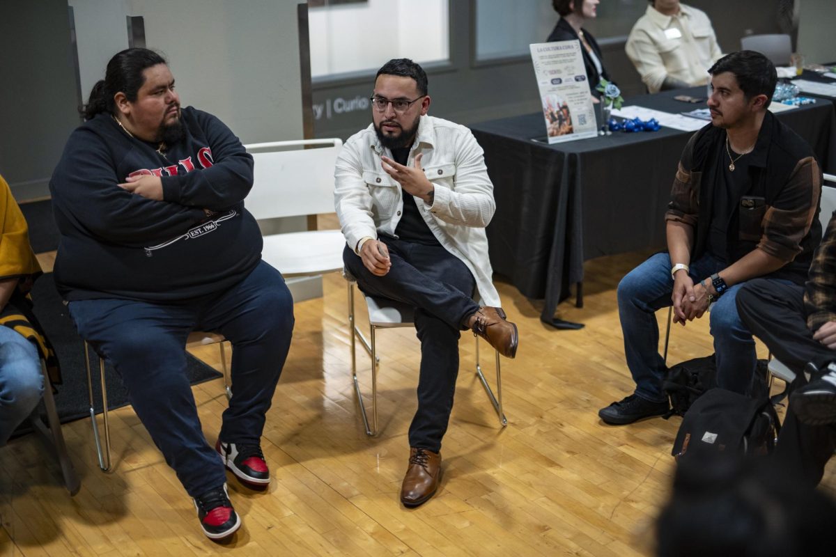 Ricardo Camacho, fundador de Salud Chicago, dirige una discusión grupal sobre salud mental en la comunidad latina para La Cultura Cura que se llevó a cabo en 1104 S Wabash el 28 de septiembre de 2023.