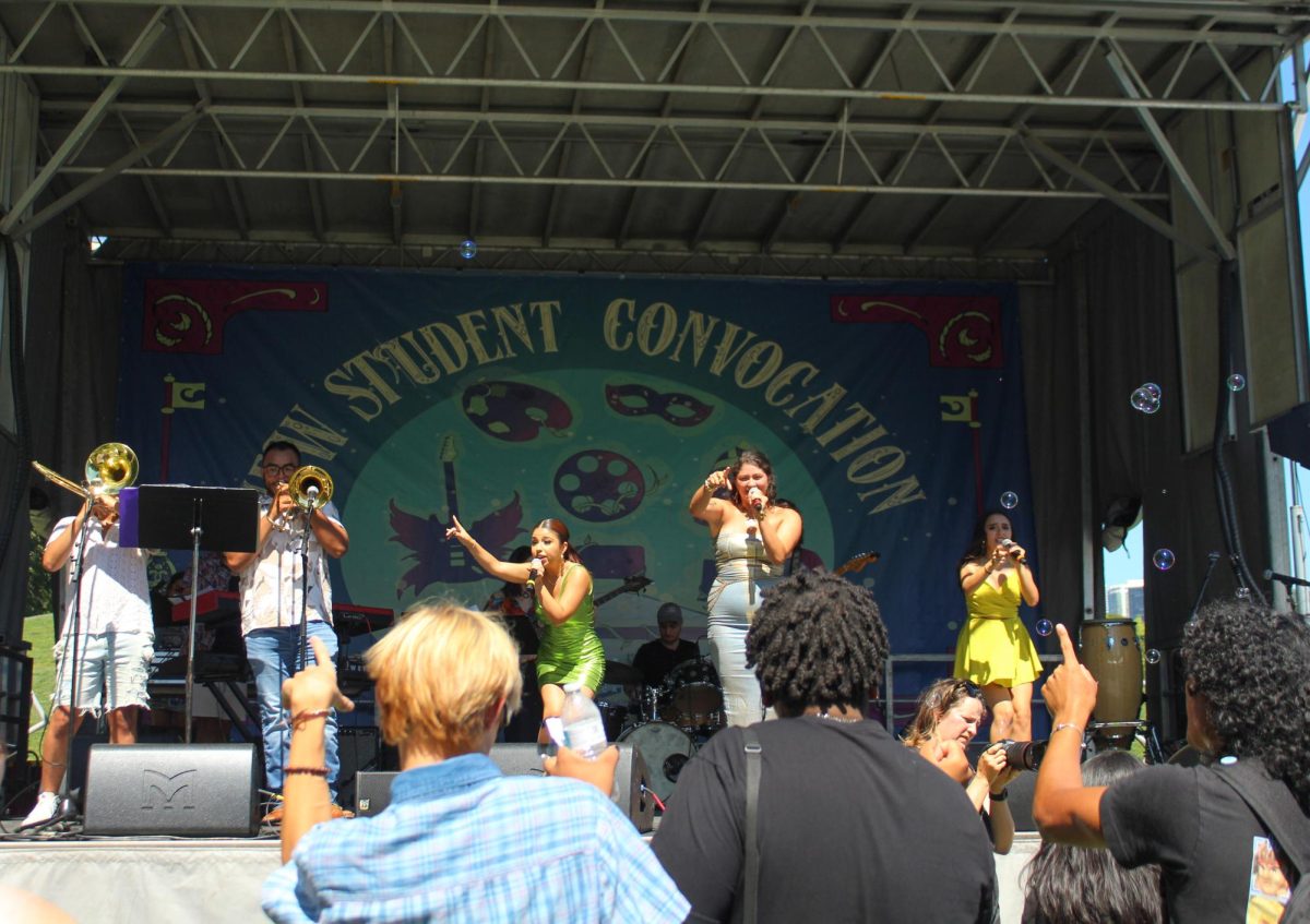 La estudiante de interpretación vocal Nicole Nicolalde actuando en la Columbia Convocation que se llevó a cabo en el Grant Park el 1 de septiembre de 2023.
