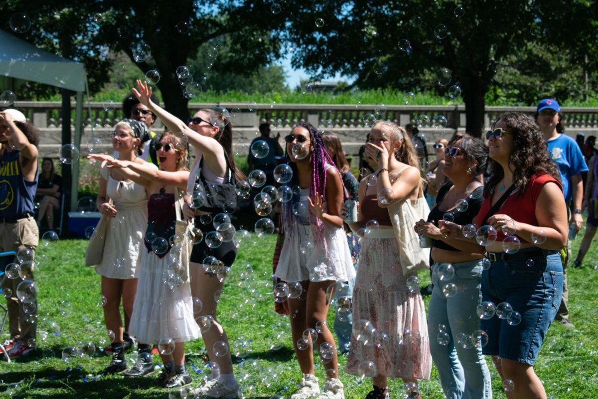 En medio de burbujas de jabón que salen de una máquina, los estudiantes ríen, cantan y bailan muy animados durante el número de Disco Lemonade durante el programa de Convocation del viernes 1 de septiembre de 2023. 
