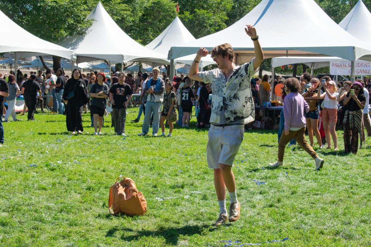 Max MacGibbon, estudiante de tercer año de actuación, baila durante el número de Disco Lemonade en el Columbia Convocation en Grant Park el viernes 1 de septiembre de 2023. Los estudiantes disfrutan de la música de variados artistas y bandas que participaron en el evento.
