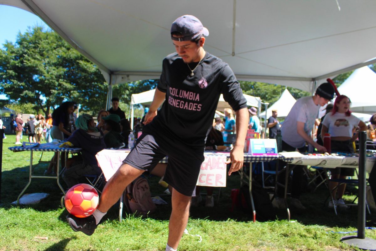 El estudiante Saul Herrera es parte de los Columbia Renegades jugando fútbol en la convocatoria de Grant Park, 1 de septiembre de 2023.