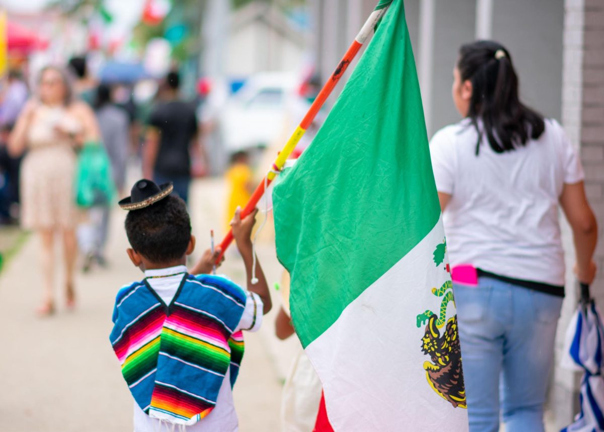 El 16 de septiembre, el desfile del Día de la Independencia de México se llevó a cabo en el vecindario de La Villita de Chicago, Illinois. Muchos asistentes mostraron su apoyo vistiéndose con la bandera mexicana. 
