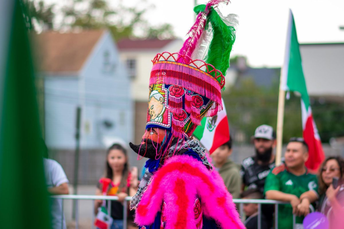  Un bailarín con una máscara de Chinelo marcha en el 26o Desfile anual del Día de la Independencia de México en Little Village el sábado 16 de septiembre. Los Chinelos, que tienen orígenes indígenas, fueron creados para burlarse de los colonizadores españoles.