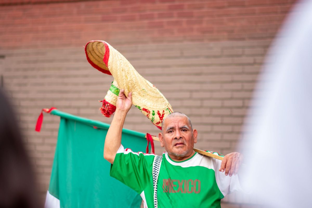 El 16 de septiembre, el desfile del Día de la Independencia de México se llevó a cabo en el vecindario de La Villita de Chicago, Illinois. Muchos asistentes mostraron su apoyo vistiéndose con la bandera mexicana. 
