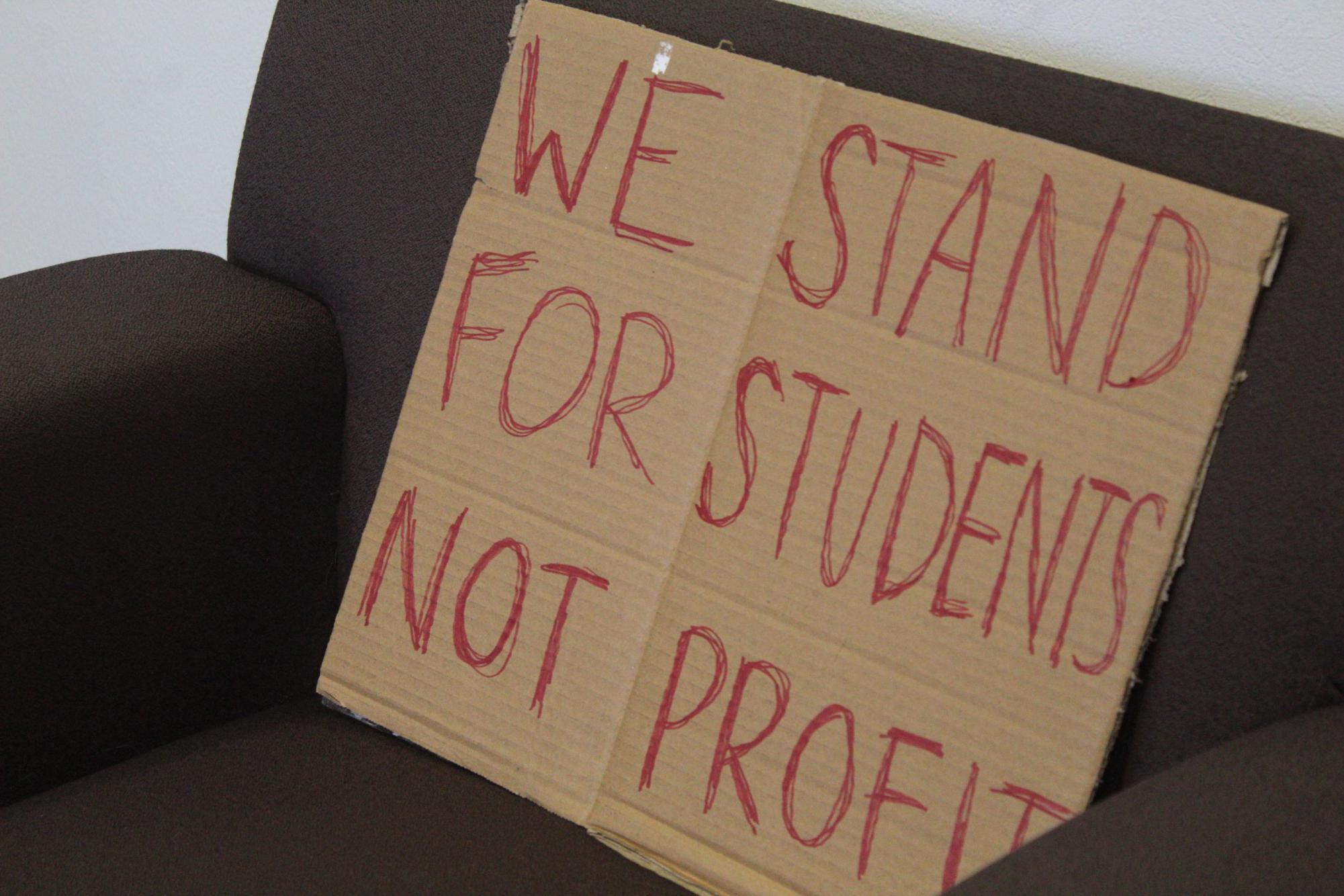 学生们为争取重返教室而奋斗，罢工第三周后组织自己的要求