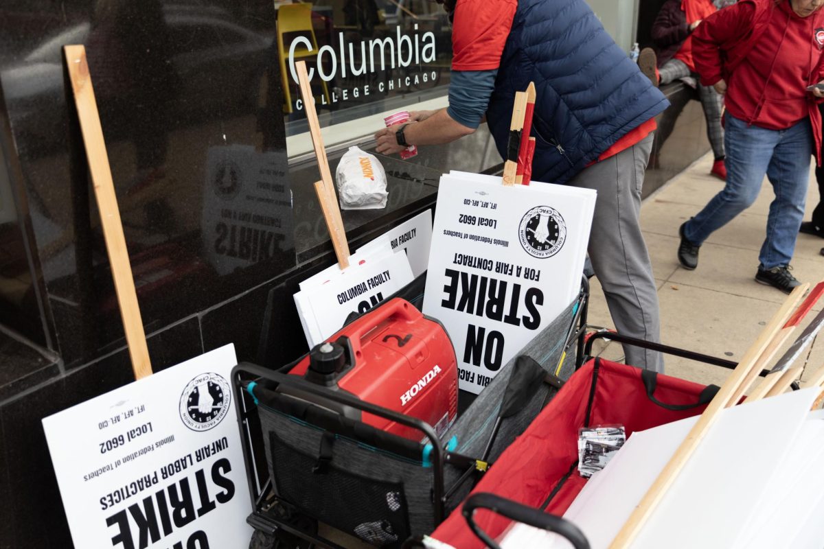 Se exhibieron carteles de protesta pertenecientes al sindicato de profesores de tiempo parcial de Columbia durante los piquetes del miércoles 9 de noviembre, el octavo día de la huelga.