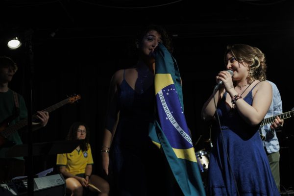 Los estudiantes latines celebran la cultura brasileña en Fuego Fest
