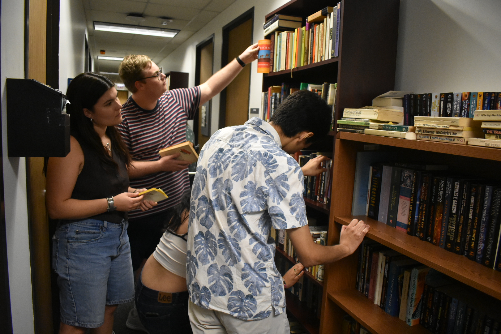 Retiring writing professors spontaneously give books to students before school starts – The Columbia Chronicle