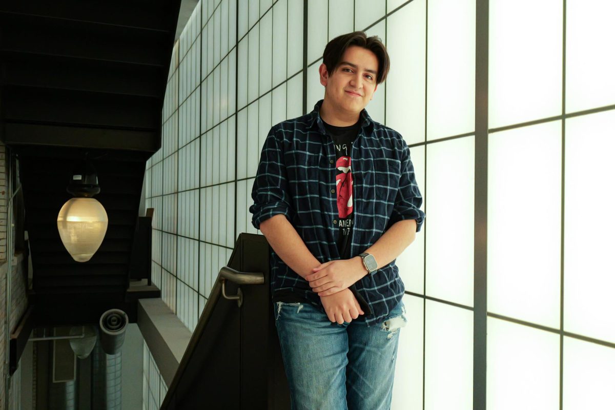 Carlos Lerma, estudiante de tercer año de cine, posa en la escalera del segundo piso en 618 S. Michigan Ave. el miércoles, 9 de oct., 2024.