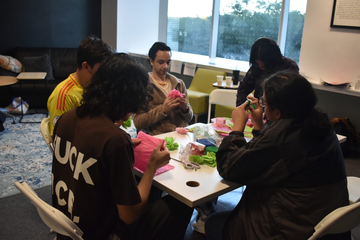 Estudiantes en Columbia organizando materiales y comenzando sus manualidades que serán agregadas a la ofrenda comunitaria creada y organizada por Alianza Latina el miércoles, 9 de oct., 2024.