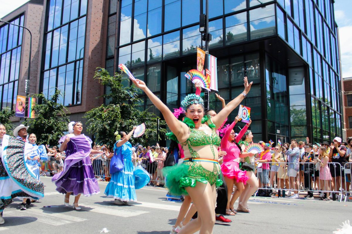 Bailarines caminando con miembros del Ballet Folklórico de Chicago bailan y gritan a los atendientes del Desfile de Orgullo LGBTQ+ el domingo 29 de junio, 2025.