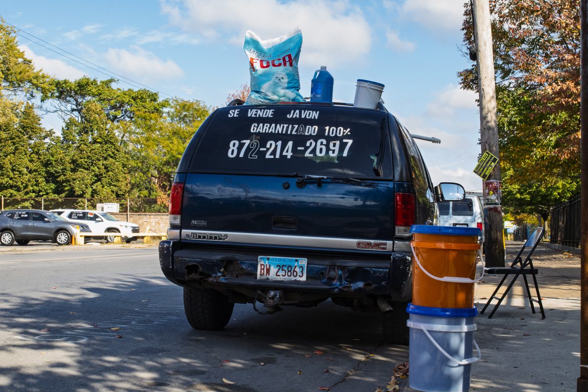 El puesto de jabón de Bernardino Castro se encuentra en La Villita el martes, 14 de oct. de 2025. 
