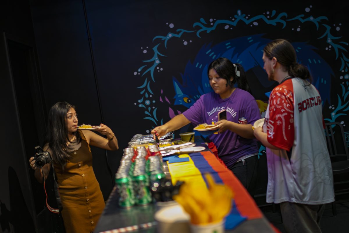 Assistentes de Fuego Fest disfrutaron de comida colombiana el viernes 20 de marzo de 2026.