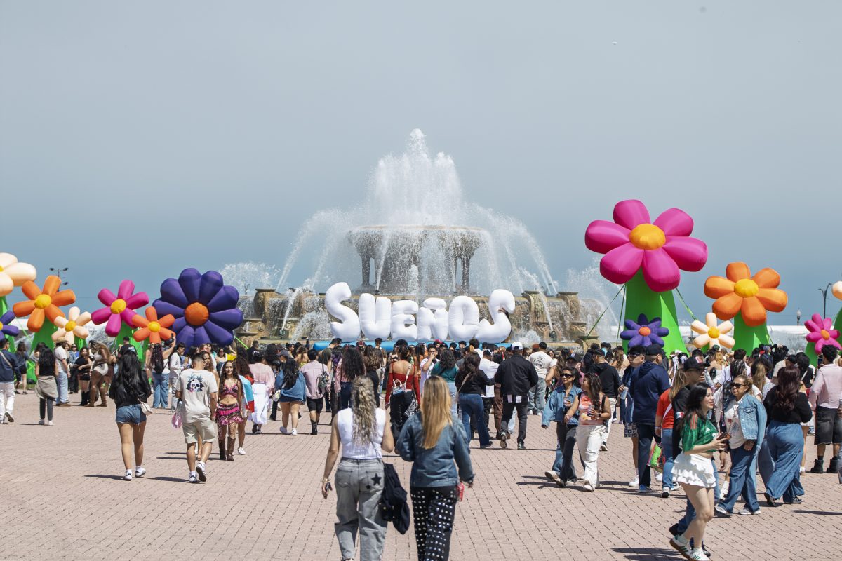 Assistentes del Festival Sueños llenan la fuente de Buckingham el sábado 23 de mayo de 2026.