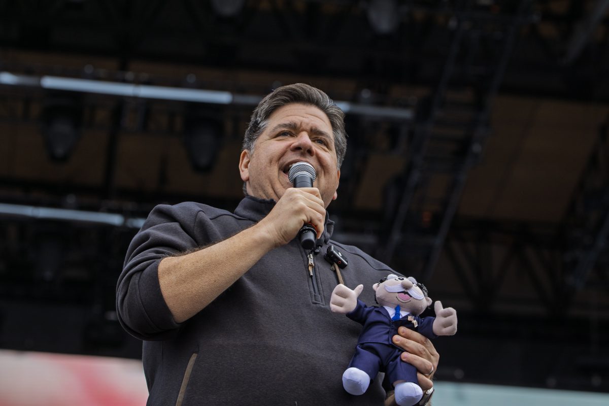 El Gobernador JB Pritzker habla con los miles de asistentes del Festival de música Sueños 2026 el sábado 23 de mayo de 2026.