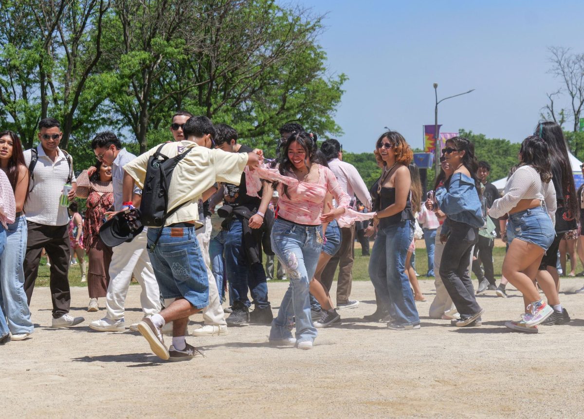Asistentes del Festival Sueños forman un ciruclo de baile mientras esperan otra actuación el sábado 23 de mayo de 2026.