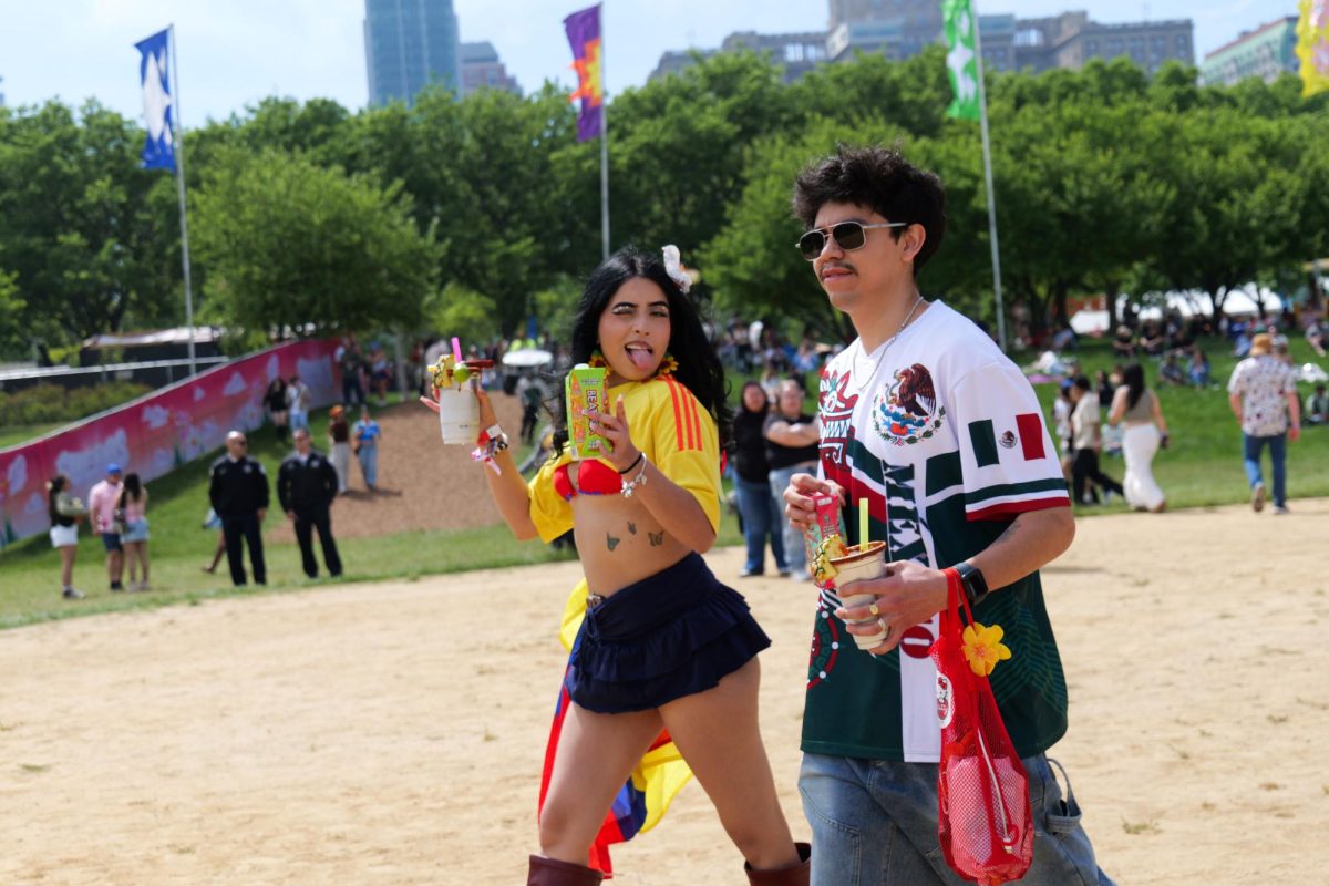 Los asistentes del Festival Sueños caminan hacia el escenario principal para mirar la próxima acutación el sábado 23 de mayo de 2026.
