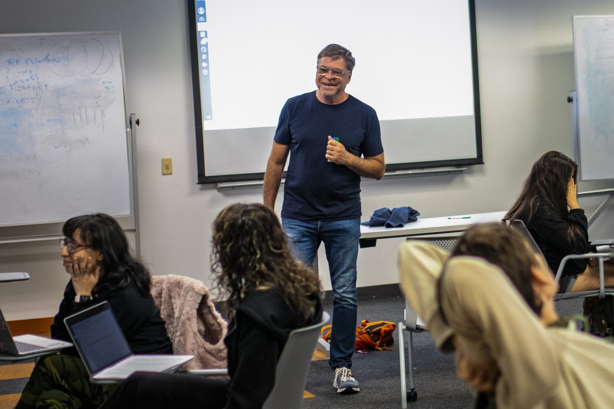 Marcelo Sabatés, profesor de la Escuela de Comunicación y Cultura, imparte su clase, Hispanos en los EE. UU. desde 1800, el miércoles 15 de abril de 2025.