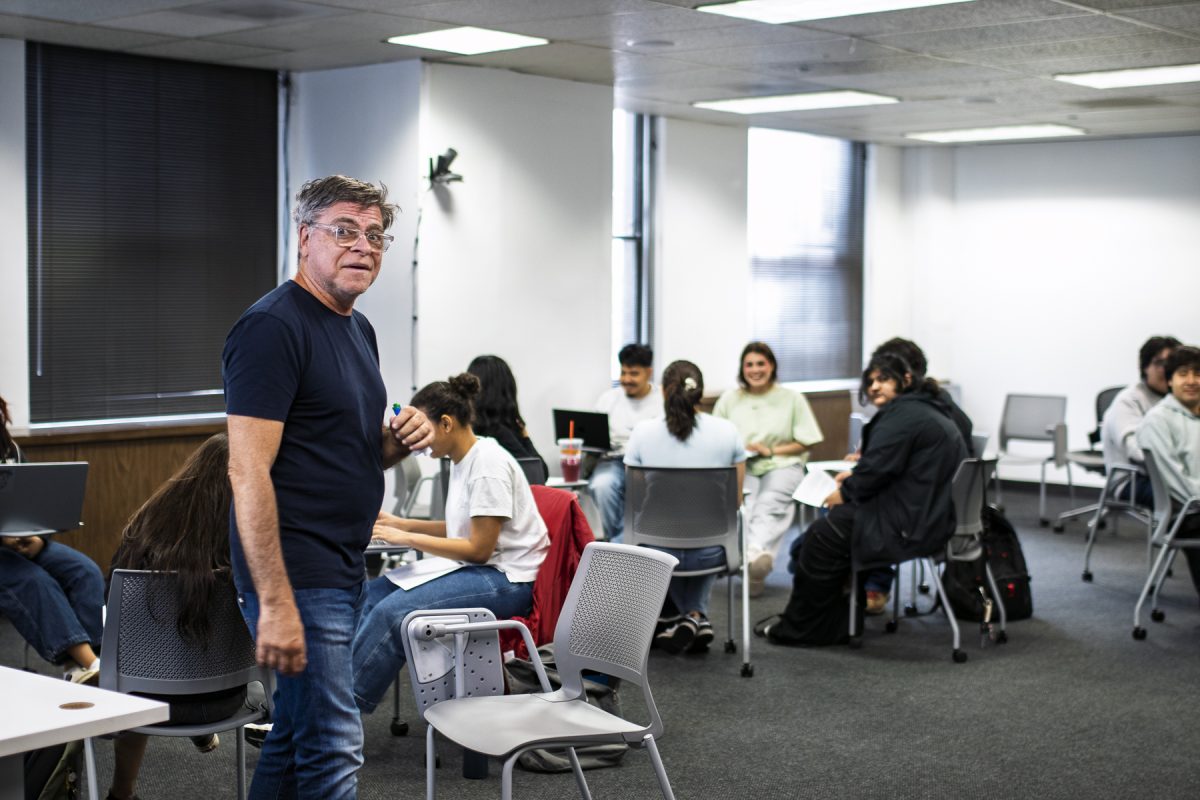 Marcelo Sabatés, profesor de la Escuela de Comunicación y Cultura, imparte su clase, Hispanos en los EE. UU. desde 1800, el miércoles 15 de abril de 2026.