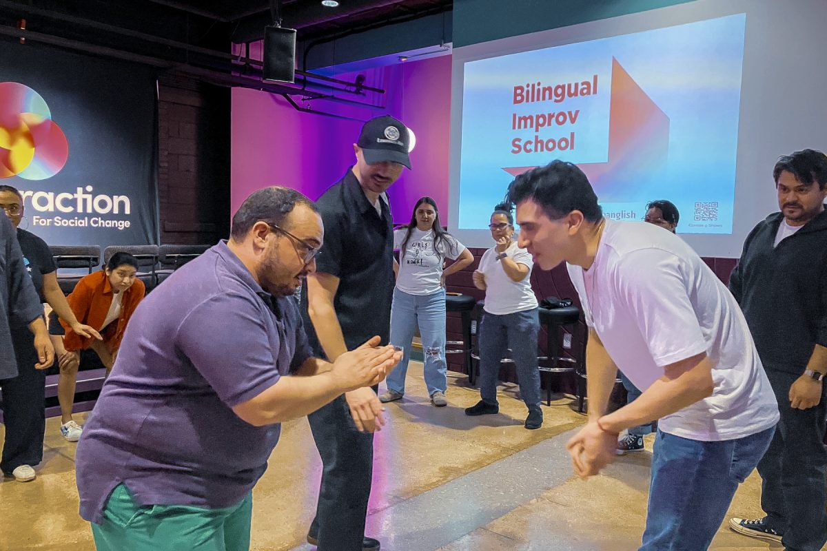 Dos alumnos de Bilingual Improv School participan en un ejercicio de calentamiento antes de empezar la clase el jueves 13 de abril de 2026.