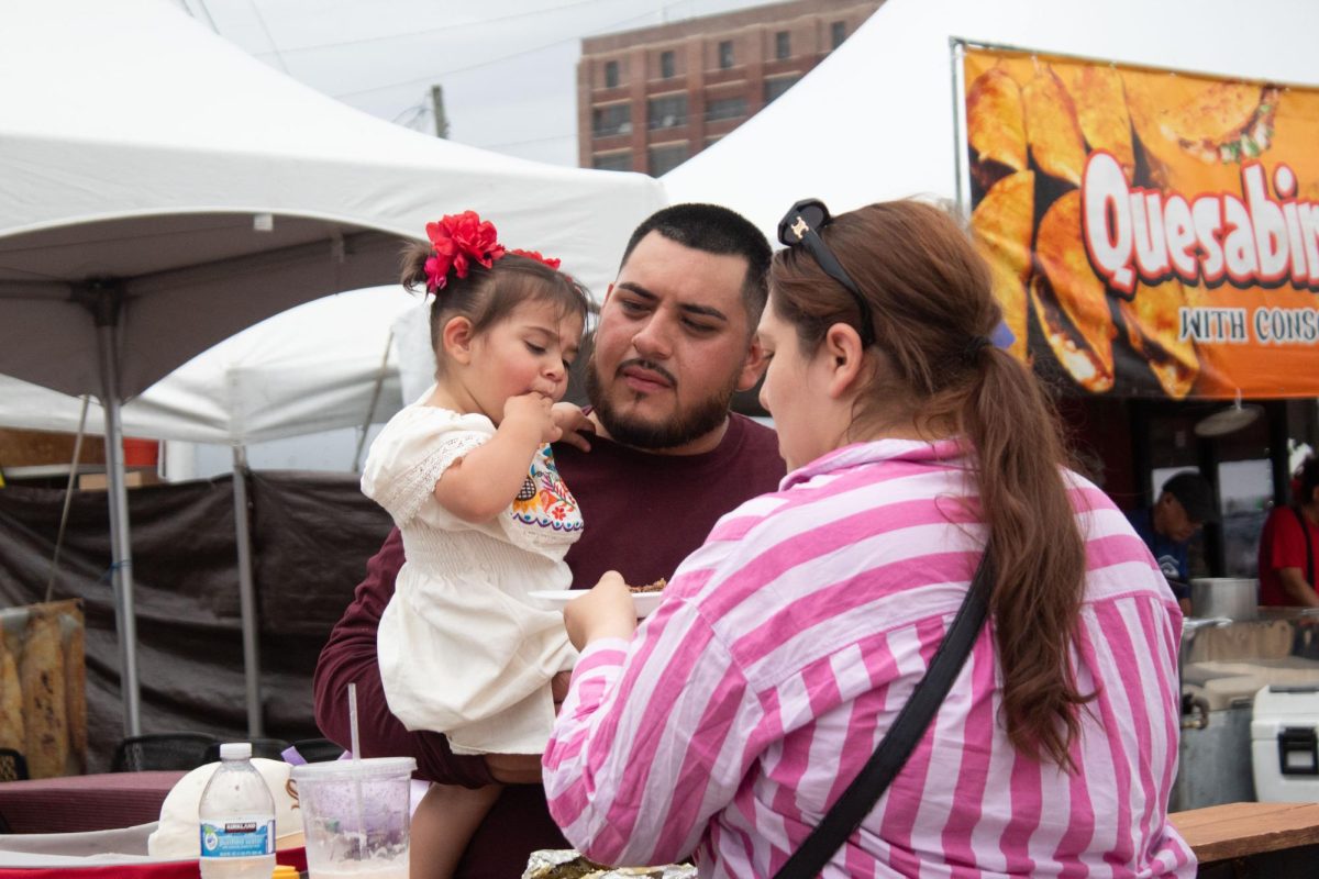 Asistentes del Festival del Sol disfrutan comida de varios puestos de restaurantes latinos de Chicago el sábado 25 de julio de 2026.