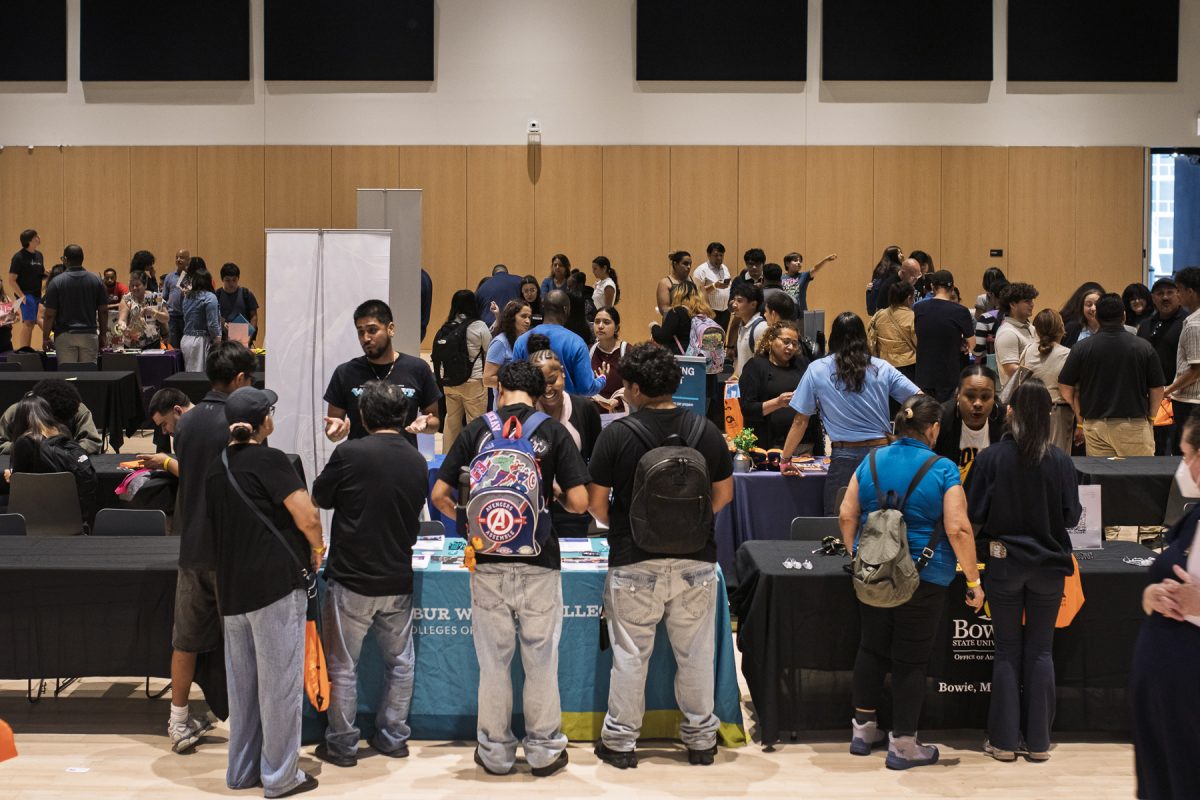 Estudiantes de secundaria, estudiantes universitarios que buscan transferirse, estudiantes adultos, familiares y 40 universidades, colmaron la 2.ª edición del evento Chicago Latino College Expo, el cual se celebró en el quinto piso del Centro Estudiantil el martes 15 de Septiembre del 2026.