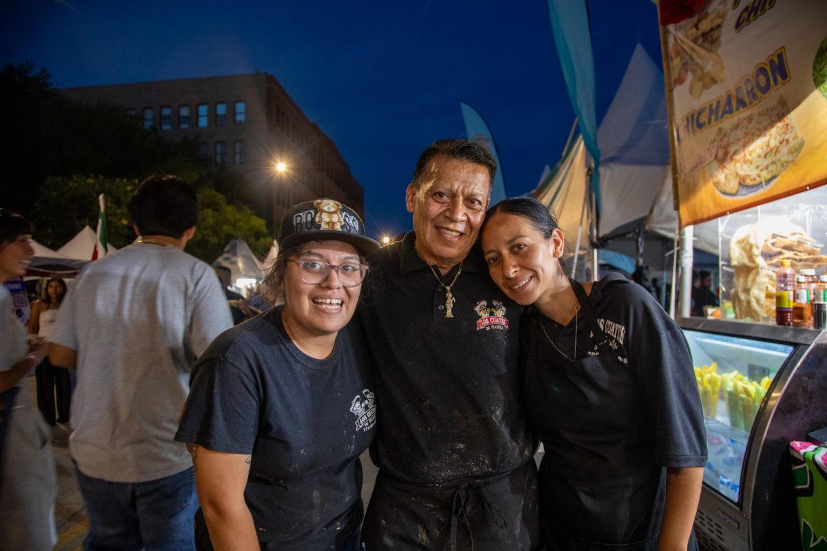 La exalumna de Columbia Adriana Zambrano, junto con su padre y su hermana, Joaquín Zambrano y Nohemí Zambrano, celebran un duro día de trabajo en la Fiesta del Sol sobre la avenida Cermak, en Pilsen, el jueves 23 de julio de 2026.