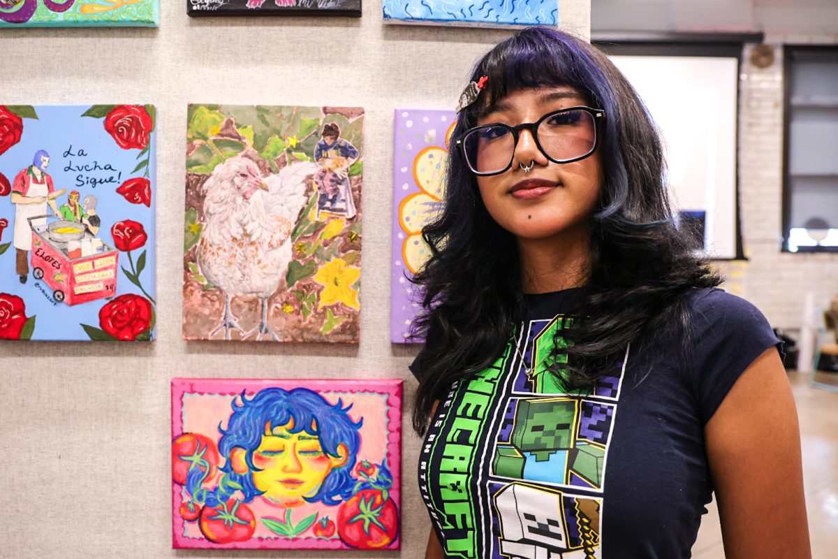 Frida Mejia, recién graduada de Columbia y artista radicada en Chicago, posa dentro del centro Yollocalli Arts Reach el viernes 7 de agosto de 2026. En el centro de arte se exhiben obras de Mejia, entre ellas murales restaurados, ilustraciones originales y piezas de años anteriores.